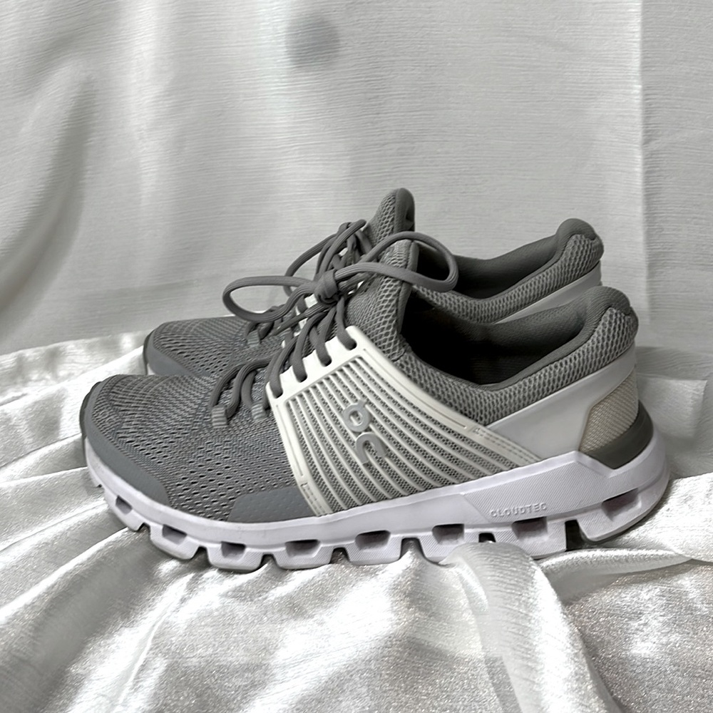 On Running Cloudswift Women’s Athletic Shoes in Light Gray